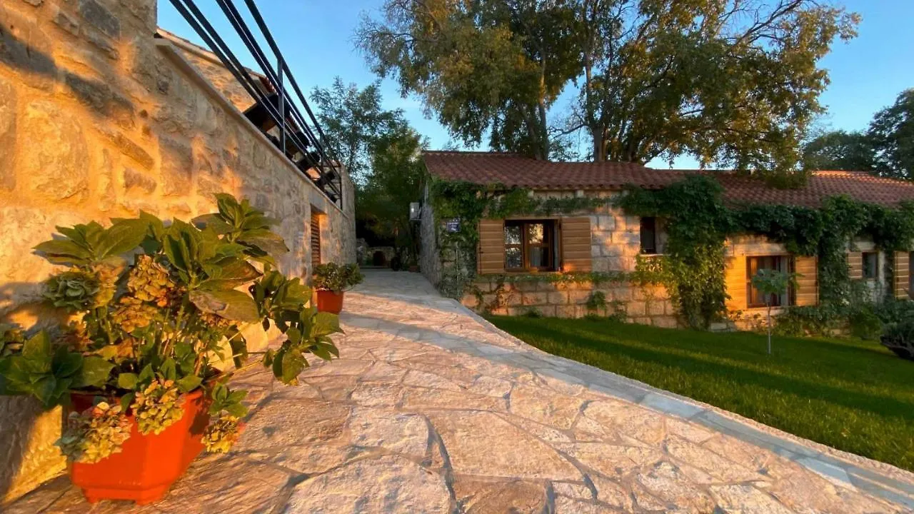 Stone Holiday Homes Stankovci With Pool And Mediterranean Gardens فيلة
